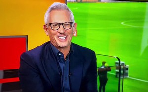 Đỏ mặt vì... tiếng ồn nhạy cảm ở trận Wolves vs Liverpool