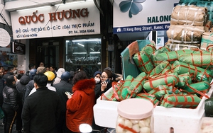 Cập nhật 28 Tết: Người dân Hà Nội đổ xô đi mua bánh chưng, giò chả, nhiều nơi xếp hàng đông nghịt