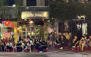 Không khí những ngày cận Tết tại TP.HCM: Giới trẻ lân la khắp mọi con đường tại trung tâm