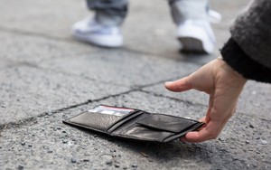 Đặt chiếc ví xuống đất, cô gái bị nhắc 'vuốt mặt không kịp': Không thay đổi đừng hỏi vì sao muôn kiếp nghèo