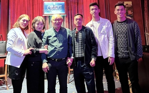 HLV Park Hang Seo cùng bà xã ăn tất niên với gia đình tiền đạo Tiến Linh