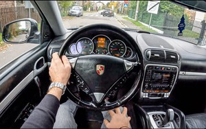 Chi thêm 40 triệu đồng, chủ xe Porsche đời cổ không sợ lạc hậu về thông tin giải trí so với nhiều xe đời mới