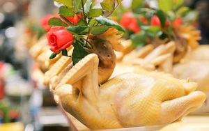 Đi chợ 30 Tết: chọn gà luộc sẵn nhớ kỹ 3 đặc điểm để mua được gà tươi ngon, tránh mua phải gà cũ, bị luộc lại