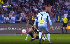 Ronaldo gây sốt khi 'xâu kim' cầu thủ PSG