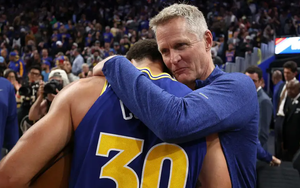 HLV Steve Kerr xin lỗi NHM vì cho nghỉ trụ cột, chỉ trích lịch thi đấu của NBA