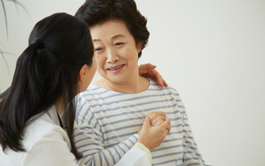 Các anh chị vừa rời đi, mẹ chồng dúi vào tay tôi 70 triệu