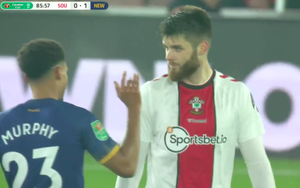 Cầu thủ Newcastle chọc quê đối phương bị thẻ đỏ ở bán kết Cúp Liên đoàn Anh