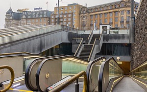 Choáng ngợp với bãi đậu xe đạp dưới lòng đất và cả dưới nước ở Hà Lan