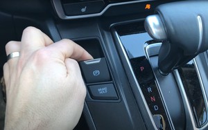 Kỹ sư ô tô kiêm YouTuber: ‘Phanh tay điện tử là trang bị ngu ngốc và nguy hiểm’