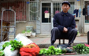 Ông chủ sạp rau ven đường kiếm hơn 1,7 tỷ VNĐ mỗi năm: Chỉ cần có năng lực, ai cũng kiếm được tiền