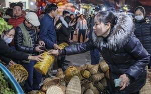 Tấp nập phiên chợ 'cả năm chỉ họp một lần' tại Nam Định 