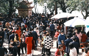 Dân tình Hà Nội đổ xô ra đường, tận hưởng nốt ngày nghỉ cuối cùng của dịp Tết Nguyên đán