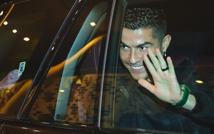 Ronaldo rạng rỡ đến Saudi Arabia, 100.000 người tranh mua vé xem CR7 ra mắt