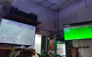 Nhìn mặt sân Mỹ Đình, CĐV Việt Nam tưởng tivi... bị hỏng màu