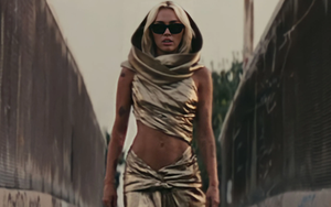 Chỉ với chiếc đầm 32 tuổi, Miley Cyrus vạch cho cả thế giới biết trò "mèo mả gà đồng" của chồng cũ với cô đại minh tinh