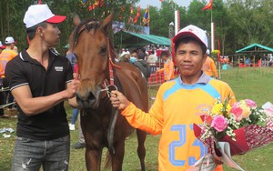 Đầu Xuân dự Hội đua ngựa Thì Thùng, Phú Yên