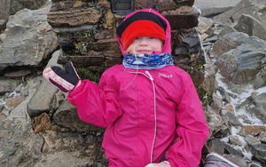 Cô bé 5 tuổi trở thành người trẻ nhất thế giới leo lên đỉnh núi cao nhất nước Anh trong vòng chưa đầy 48 giờ: Biết được mục đích khiến ai cũng cảm động 