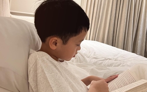 Con trai 7 tuổi của Hà Tăng đọc cuốn sách tiếng Anh dày cộp, cách đọc sách khiến mẹ ngỡ ngàng