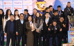 Đứng cạnh con dâu Hoa hậu, mẹ chồng Đỗ Mỹ Linh gây chú ý