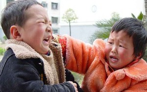 Thấy anh trai thường xuyên đánh em khi không có ai ở nhà, người mẹ tá hỏa khi biết nguyên nhân chính là do mình!