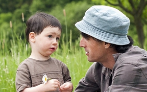 Con hỏi: 'Bạn đánh con, con đánh lại được không?' Cách người cha trả lời vừa dạy dỗ con trai, vừa tinh tế đáng học hỏi