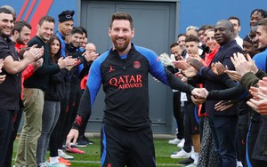 Đồng đội xếp hàng chào đón Messi trở lại Paris