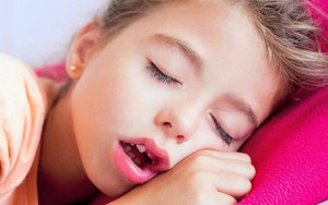 Trẻ thở bằng miệng và thở bằng mũi khi lớn lên sẽ có sự khác biệt lớn về ngoại hình: Cha mẹ không kịp uốn nắn sẽ khiến con lớn lên mặc cảm, tự ti
