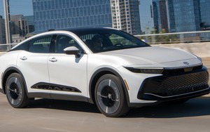 Toyota công bố bảng giá Crown 2023, giá quy đổi từ 940 triệu đồng