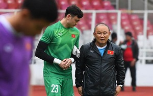 Chùm ảnh: Văn Lâm được thầy Park dặn dò, sẵn sàng đối phó bài dứt điểm của tuyển Indonesia