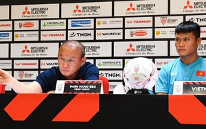 HLV Park Hang Seo dừng họp báo vì... người lạ