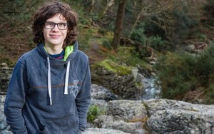 Xúc động chàng sinh viên mắc bệnh tự kỉ của Đại học Cambridge được trao tặng Huân chương cao quý 