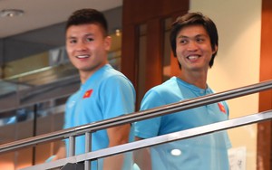 Tuấn Anh ngại ngùng vì bị Quang Hải vạch áo giữa chốn đông người