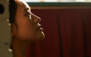 Định nhắc chồng đi nghỉ ngơi, tôi giật mình khi nghe lời tâm sự của anh với bạn thân