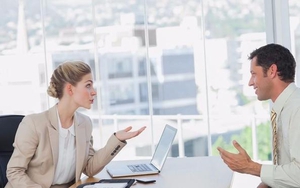 Sếp hỏi đang làm gì, đa số ngại trả lời, người EQ cao ứng xử khéo để vừa lợi mình vừa không mất lòng sếp