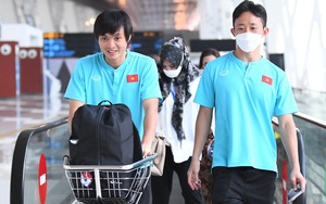 Tuyển Việt Nam về nước: Tuấn Anh giúp đồng đội chuyển đồ, thầy Park mua quà cho người thân