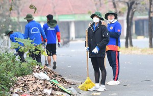 Thanh niên tình nguyện ra quân dọn dẹp sân Mỹ Đình