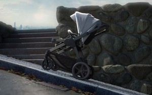 'Độc lạ' xe đẩy em bé: Gắn động cơ điện, tích hợp AI và chế độ tự lái, giá 89 triệu đồng