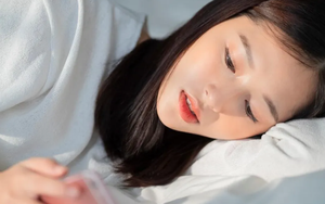 Nửa đêm tỉnh giấc, tôi giật mình khi thấy anh đồng nghiệp đang nằm bên cạnh