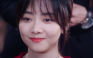 'Hướng gió mà đi': Cảnh Vương Khải buộc tóc cho Đàm Tùng Vận gây sốt, nữ chính quá đáng yêu