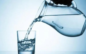 Bạn có thể tử vong vì uống quá nhiều nước? Đây là giải đáp từ các chuyên gia
