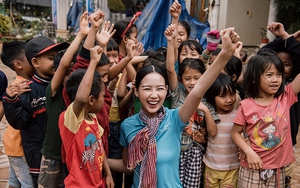 Hoa hậu Bảo Ngọc mang Tết đến làng phong