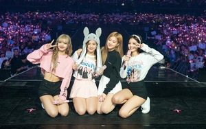 Đẳng cấp của Blackpink khi diễn concert ở Thái cùng lúc với Golden Disc Awards