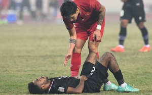 Văn Hậu hành động đẹp với cầu thủ Indonesia, tươi cười bắt tay HLV Shin Tae-yong