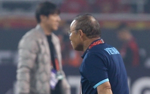 HLV Park Hang-seo cố tình né mặt HLV Shin Tae Yong sau chiến thắng