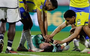 Thủ môn bất tỉnh sau pha va chạm kinh hoàng, trận đấu phải bỏ dở giữa chừng