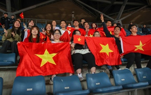 CĐV Việt Nam ‘tiếp lửa’ cho thầy trò HLV Troussier trận gặp Trung Quốc