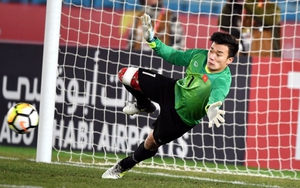 Thủ môn Bùi Tiến Dũng giúp Việt Nam làm nên lịch sử ở đấu trường châu Á, được nhà báo nước ngoài ca ngợi và đưa vào đội hình hay nhất giải