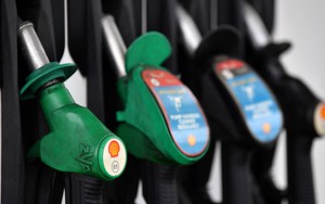 Giá dầu lao dốc khi nỗi lo nguồn cung gián đoạn dịu bớt