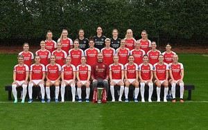 Ảnh chụp tập thể đội Arsenal gây tranh cãi vì lý do 'nhạy cảm'