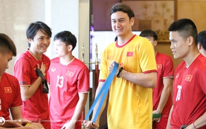 Tuyển thủ Việt Nam thả lỏng trước ngày sang Hàn Quốc, Quang Hải vắng mặt